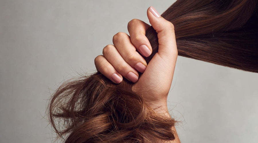 
Caduta stagionale dei capelli 🍂✨ perché succede e come contrastarla